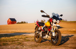 Moto Guzzi V85TT – Kaunotar vai hirviö?