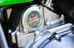 Kawasaki H2 SX SE – Peto tuulipuvussa