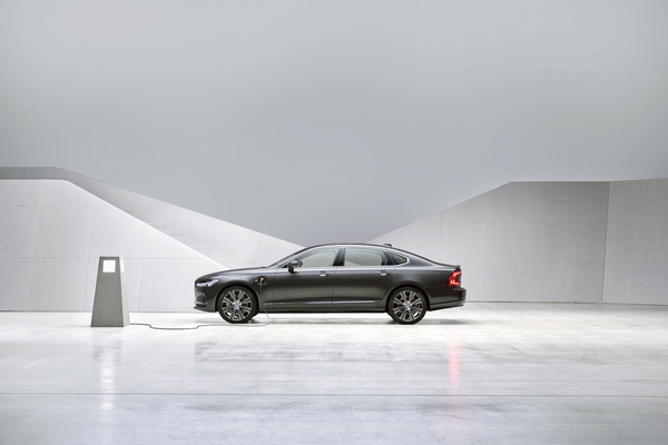 Volvo Cars esittelee uudistetut S90/V90-mallit