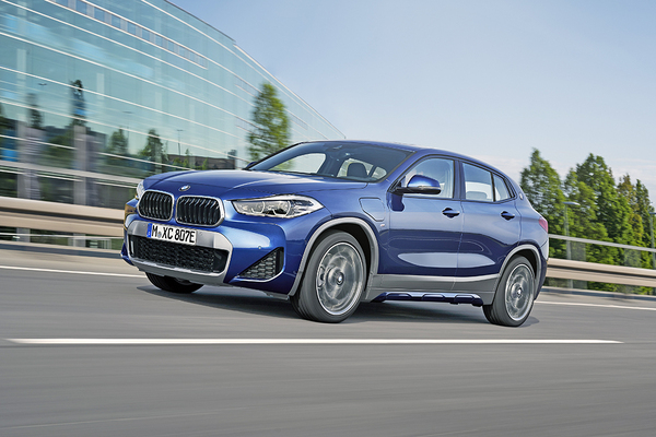 BMW:n ladattavien hybridien mallisto laajenee