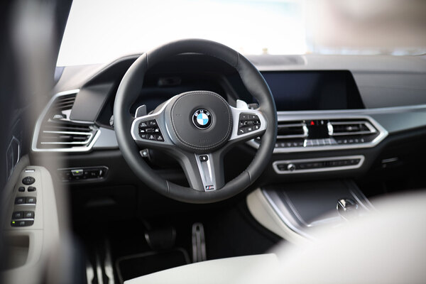 Muotovalio maasturi BMW X5 xDrive45e - BMW Hybridimallisto osa 7