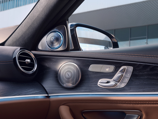 Klassikon uudet vaatteet - millainen on Mercedes-Benz E ladattavana hybridinä?
