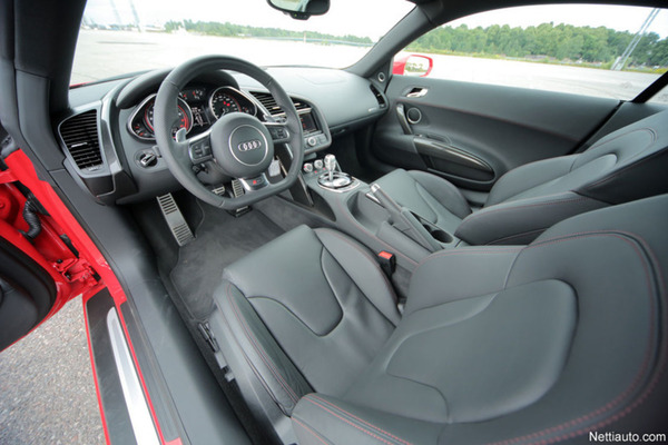 Audi R8 kuva ohjaamosta