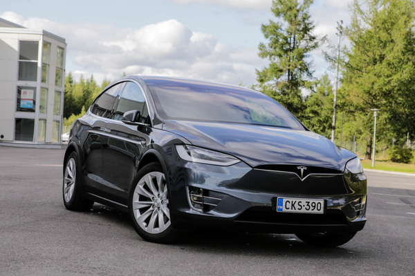 Tesla Model X – Suurperheen sähkötykki