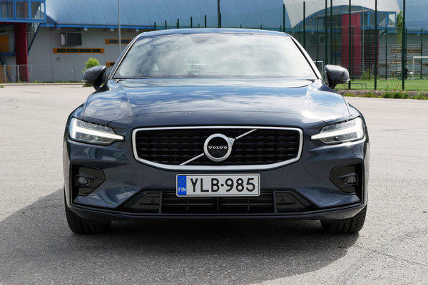 Volvo S60 T5 R-design – vielä löytyy sedanille ostajia